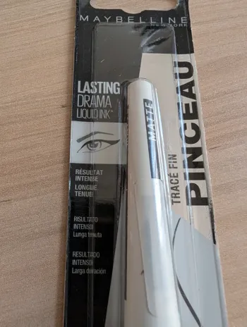 Eye-liner liquide noir lasting drama