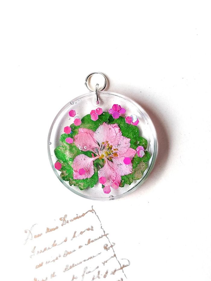 Magnifique pendentif en résine vert et rose - photo numéro 2