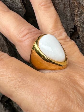 Bague épaisse acier inoxydable or pavé blanc taille 54