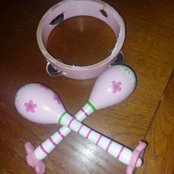 Maracasses et tambourin