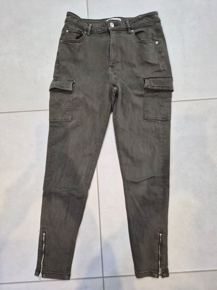Jeans kaki avec poche sur les cuisses et fermeture éclair à la cheville, Primark, taille 40