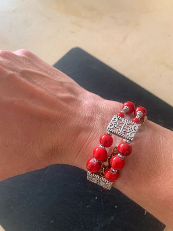 Joli bracelet style tibétain neuf perles rouge avec fermoir