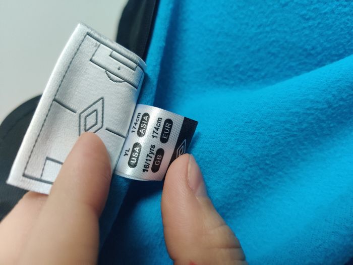 Gilet noir et bleu Umbro 16/17 ans - photo numéro 3