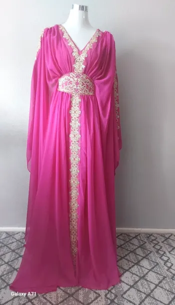Jolie robe orientale fuschia neuve