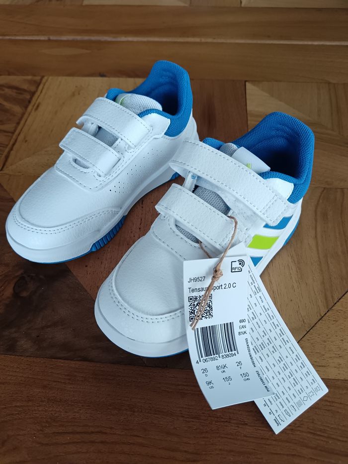 Basket adidas neuf avec Étiquette taille 26
