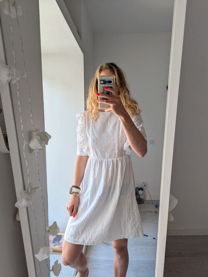 Robe mango blanche avec froufrous - photo numéro 2