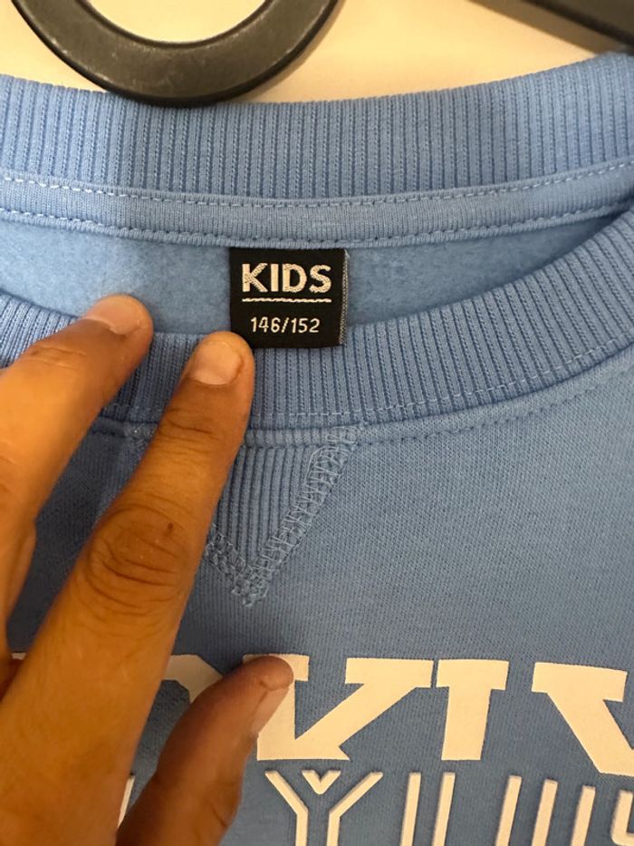 Sweat bleu à écriture blanche – taille 146/152 (10-12 ans) - photo numéro 2