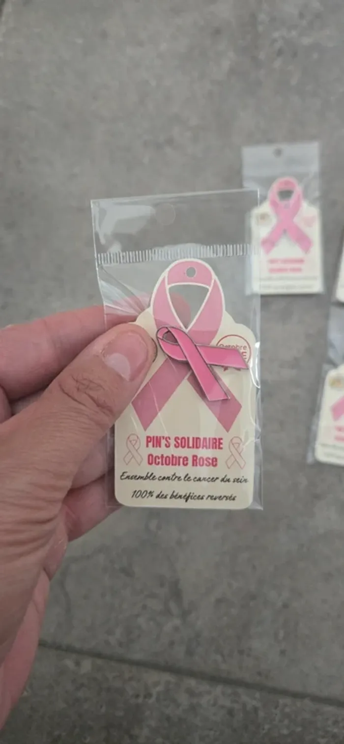 Pin's octobre rose neuf - photo numéro 2