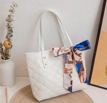 Joli sac blanc matelassé en cuir pu