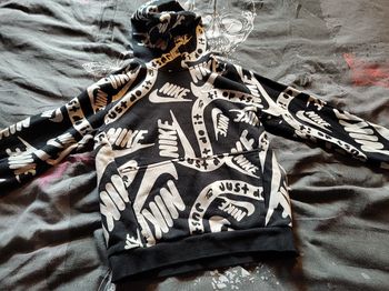 Pull Nike taille 137 cm/147cm