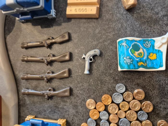 Playmobil Décor avec 3 personnages dont 1 soldat anglais et 2 pirates et accessoires armes or - photo numéro 8
