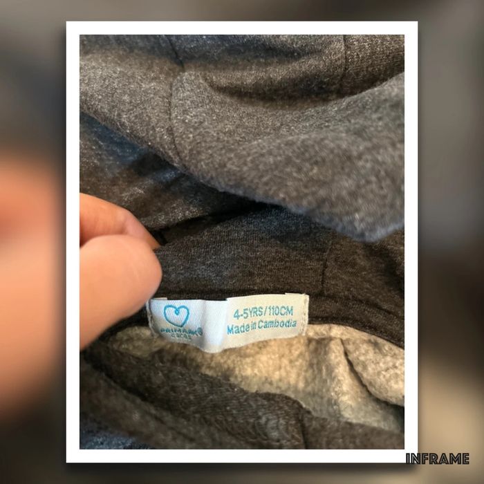 Très beau sweat gris avec capuche 🥰 taille 4-5 ans primark - photo numéro 2