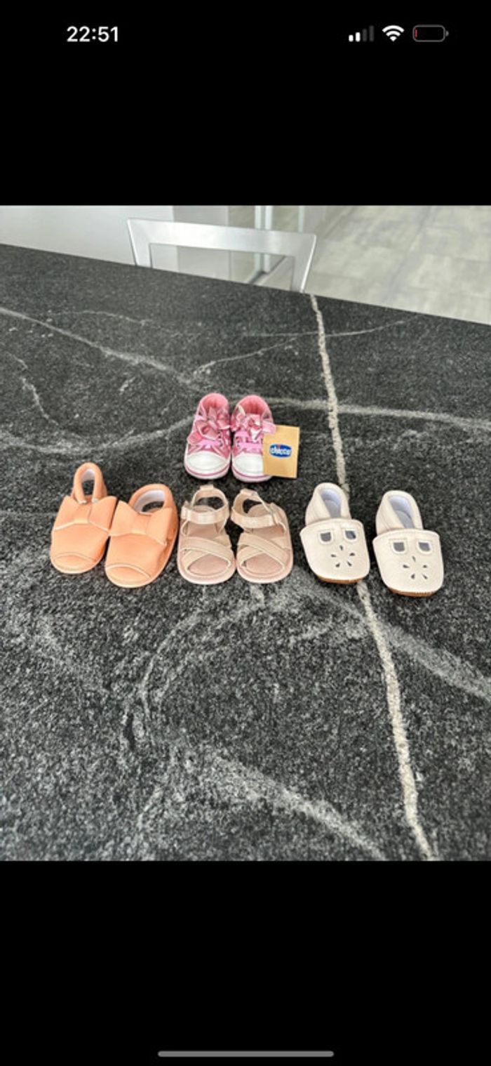 Lot de 4 paires de chaussures taille 0-3 mois et 15 pour la Chicco