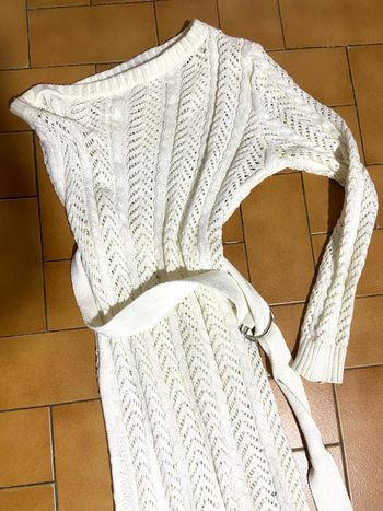Robe de plage couleur blanc creme maille asymétrique une manche longue  s avec ceinture
