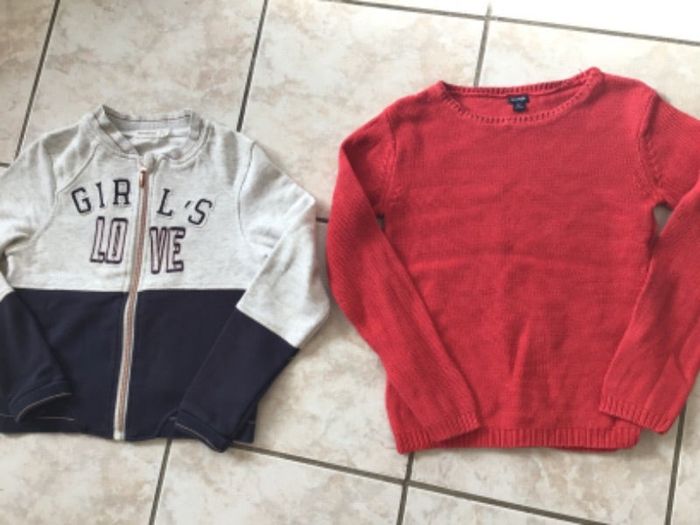 Lot comprenant 1 gilet zippé orchestra et 1 pull kiabi