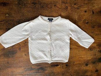 Gilet blanc avec petits pois