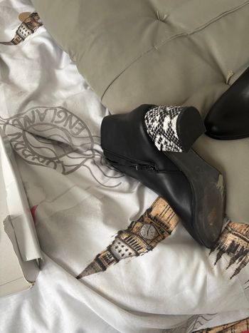 Bottines noires avec talons blancs et noirs
