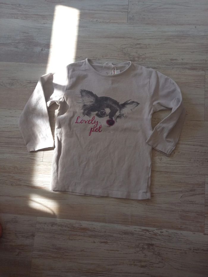 Tee-shirt manches longues gris.