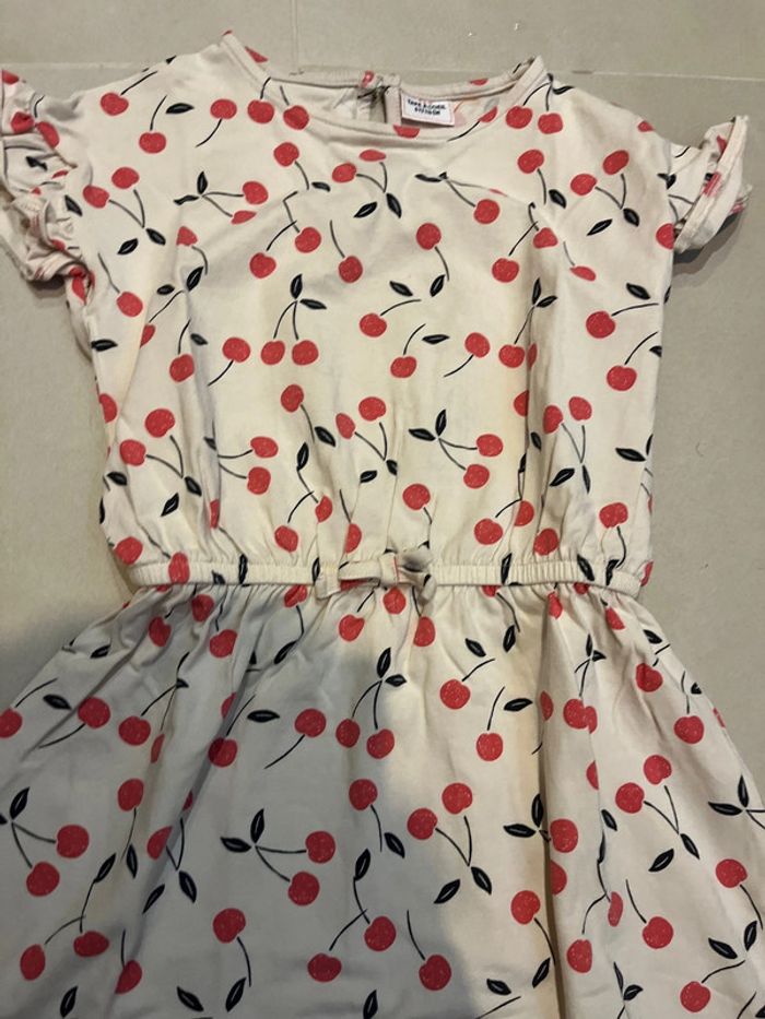 Robe cerise, tape-à-l’œil six ans - photo numéro 3