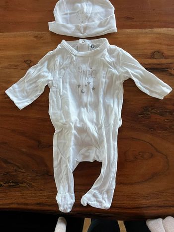 Pyjama de naissance + bonnet taille 1 mois
