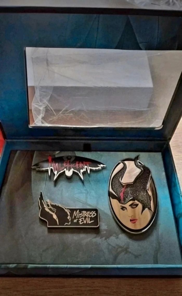 Pins disney maléfique édition limitée neuf dans leur boîte dorigine