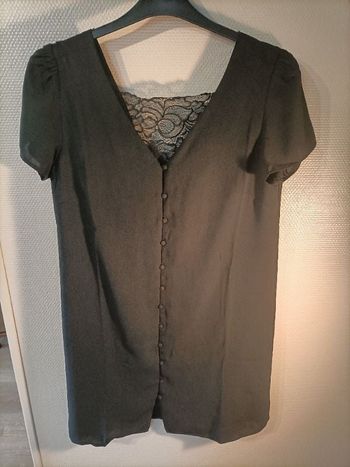 Robe noir uni avec boutons et dentelle