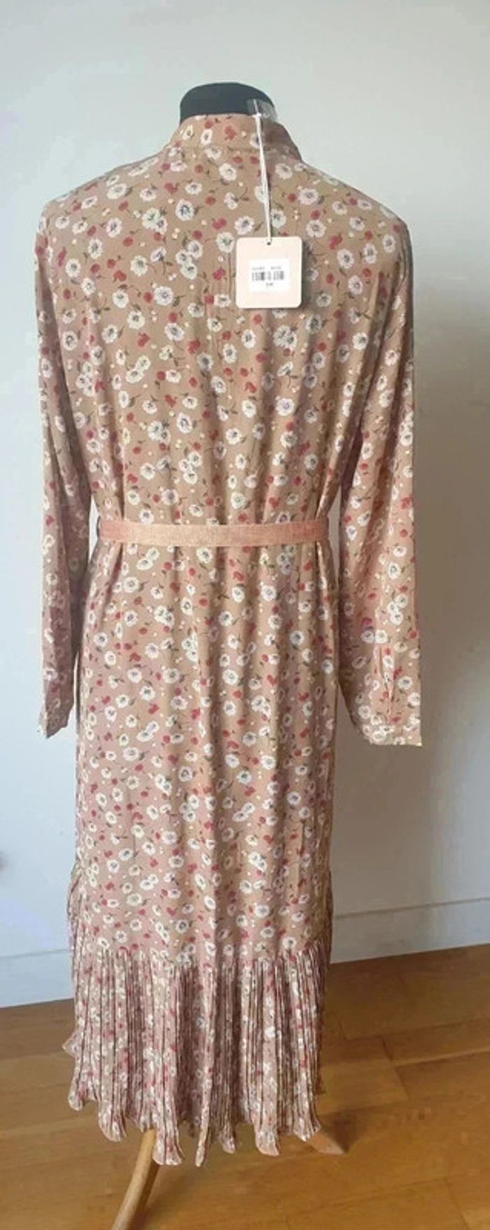 Idée cadeau 🎁- Robe Wiya S/M manches longues beige abricot NEUF . valeur d'achat 38 € - photo numéro 4