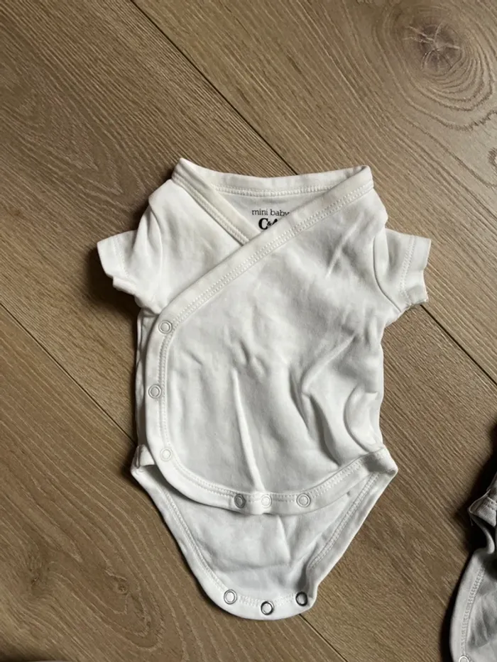Lot bodys c&a 0/1mois - photo numéro 3