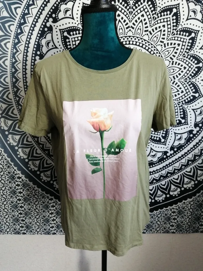 Tee-shirt vert olive imprimé fleur rose avec citation / amisu / (M) - photo numéro 2