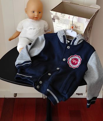 Veste style universitaire garçon – 4 ans – Gris & marine – Bon état