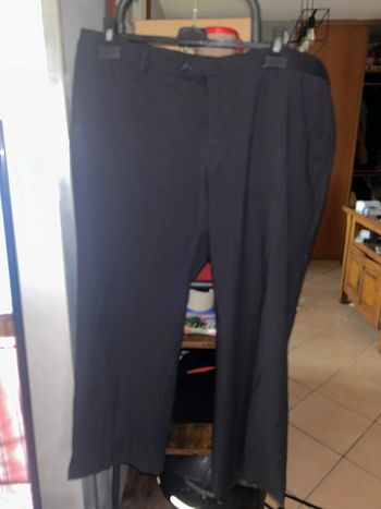 Pantalon costume noir à fines rayures