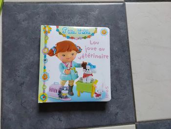 Lou joue au vétérinaire