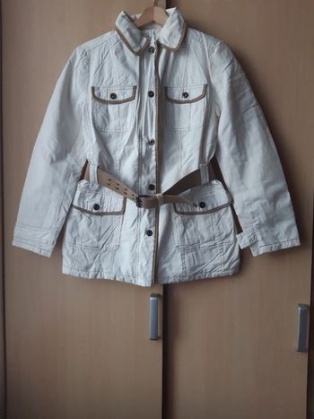 Blouson blanc avec ceinture Zara