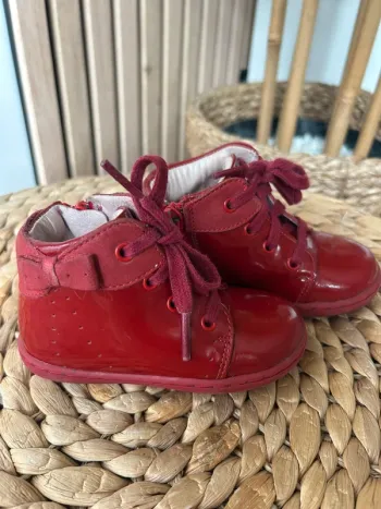 Chaussures vernies rouges taille 20