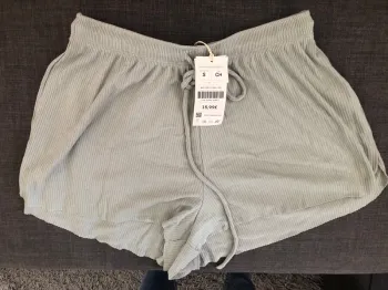 Short fluide Oysho vert d’eau taille S neuf