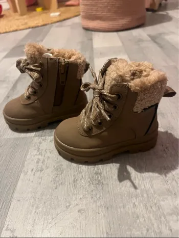 Bottes fourré bébé fille taille 18-19