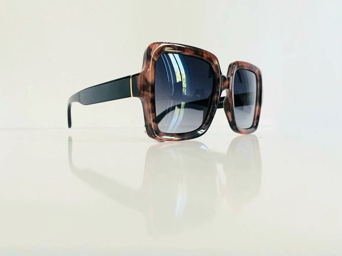 Lunette de soleil femme Polarisée carrée façade marron léopard bras noirs UV protection catégorie 3 - photo numéro 3