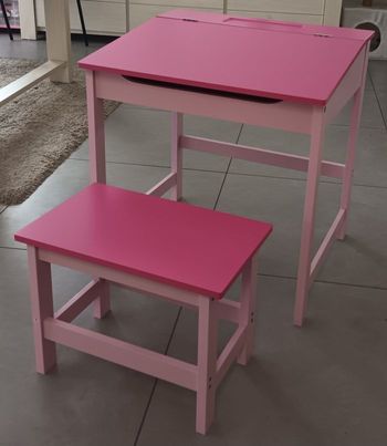 Bureau et tabouret rose enfant