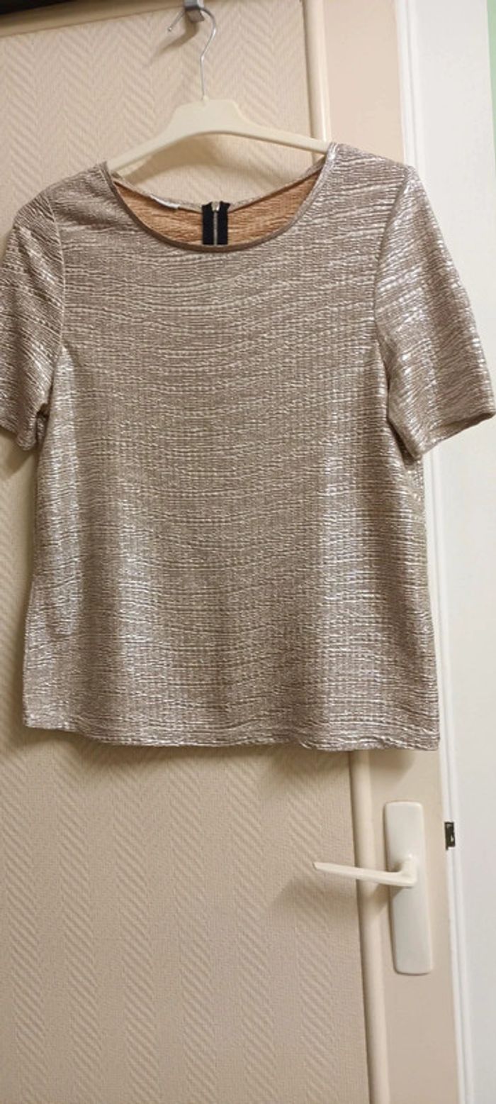 Joli t shirt effet brillant. Taille S. 1,5€ - photo numéro 2