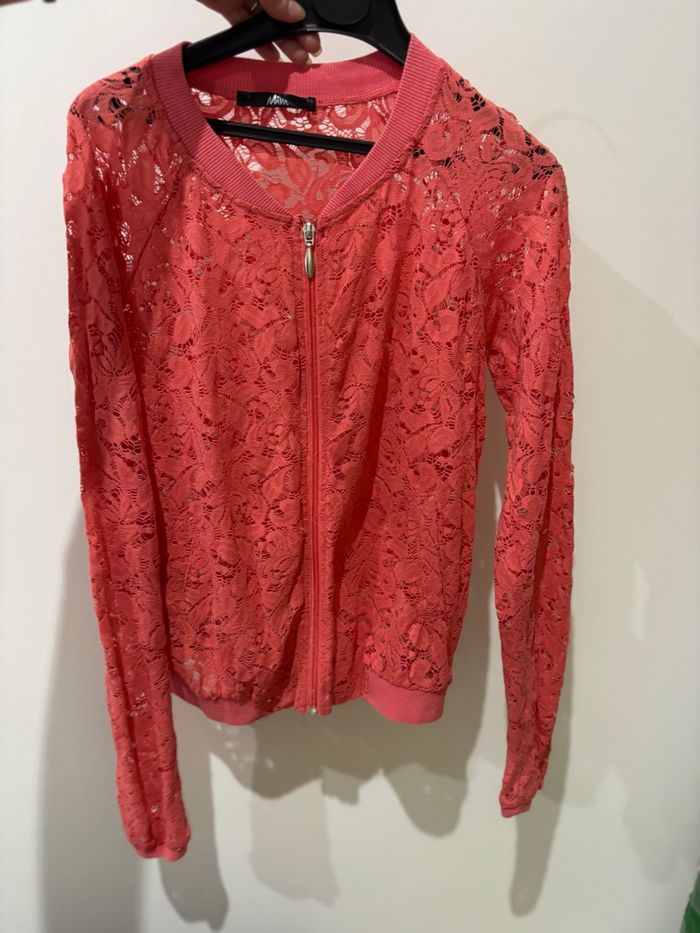 Veste en dentelle corail