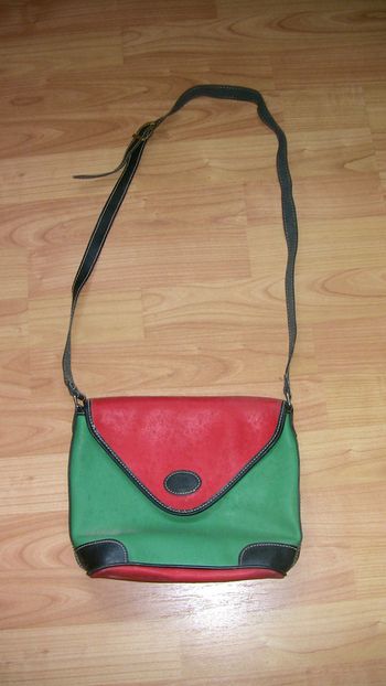 Sac à main rouge vert et marine