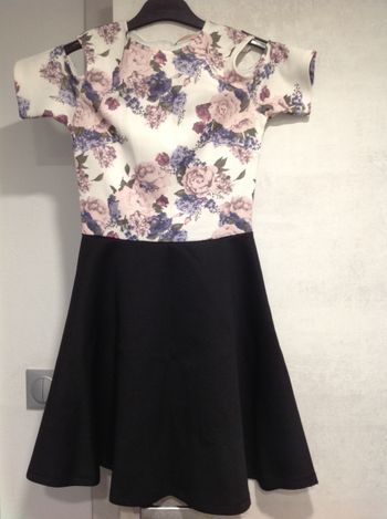 Robe imprimée fleurs / noire taille XS