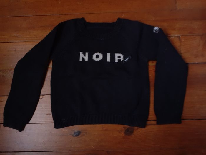 Pull noir motif écriture blanche