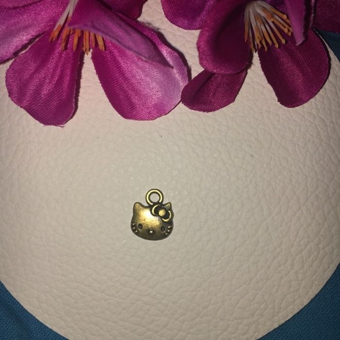 Pendentif fantaisie métal doré vieilli chat hello kitty
