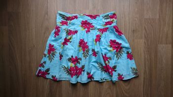 Jupe fleurie bleue et rouge foncé