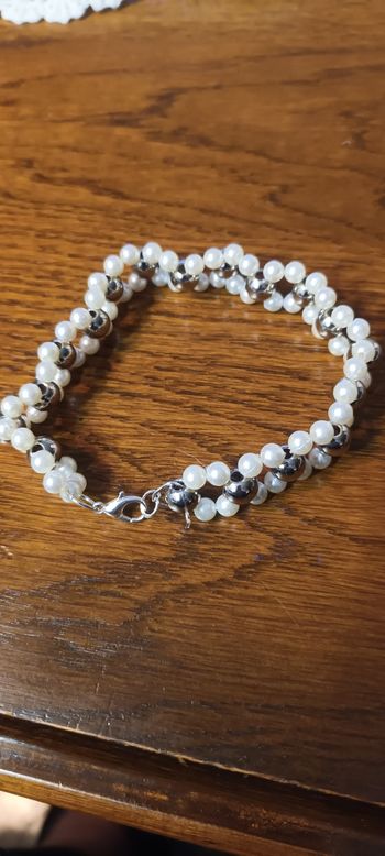 Colier perles blafard main