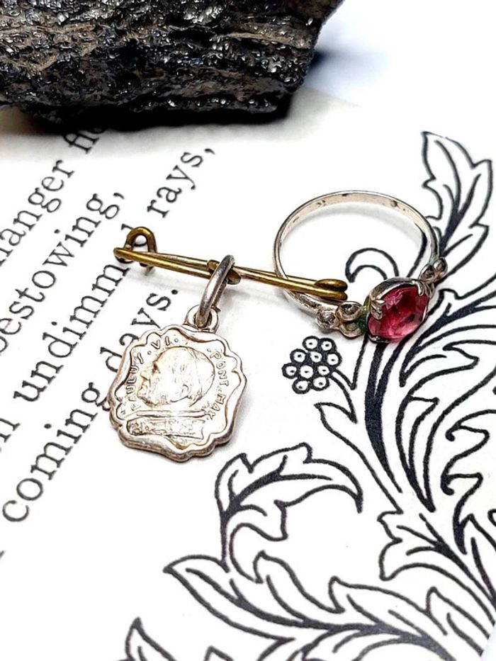 Magnifique broche de naissance médaille religieuse et bague - photo numéro 4