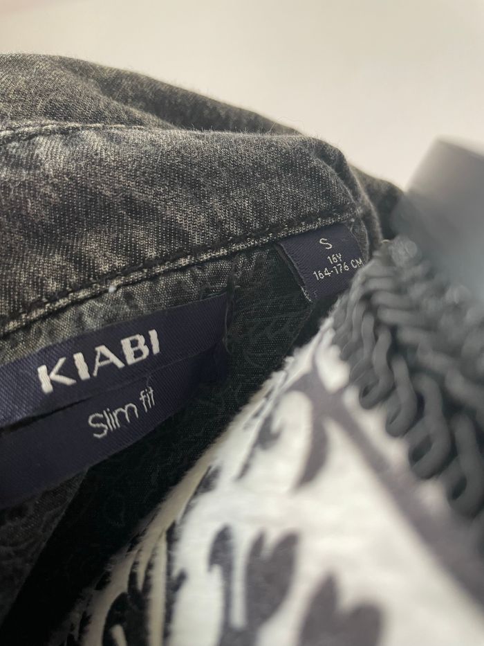 Très jolie chemise manches longues gris noir taille 16 ans kiabi - photo numéro 3