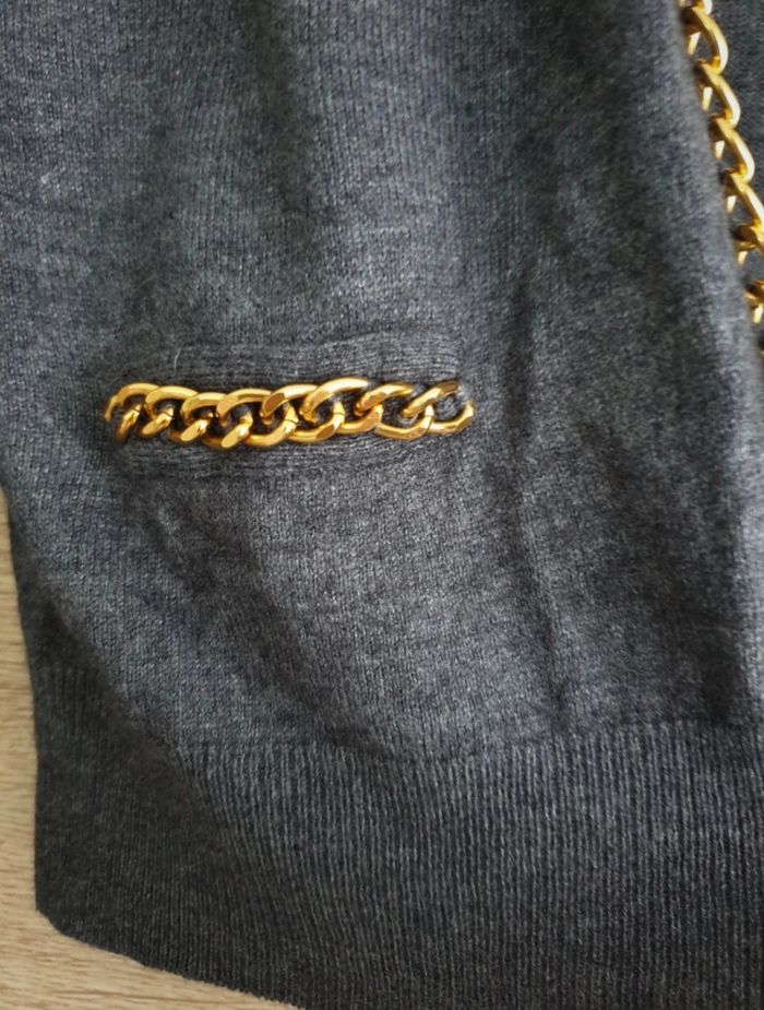 Gilet gris chaîne dorée - photo numéro 4