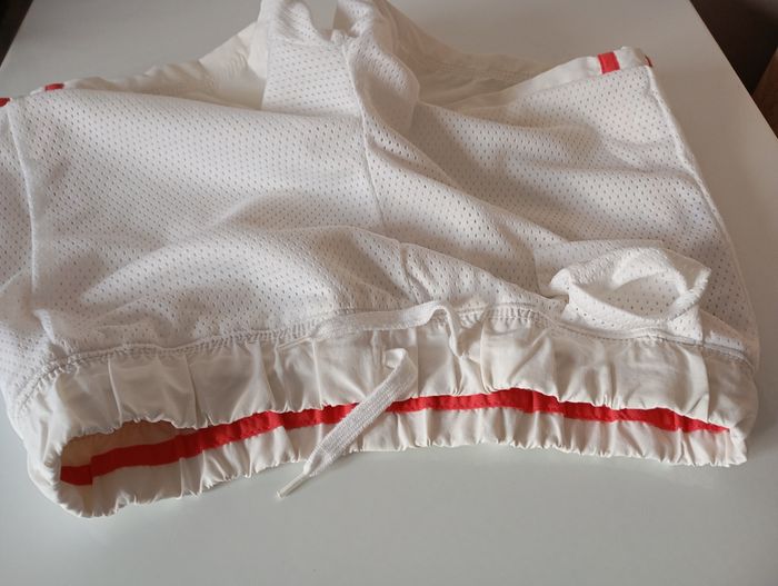 Short mixte . 8/10 ans . Nike . Blanc et rouge . Coton polyamide polyester. Très bon état - photo numéro 10